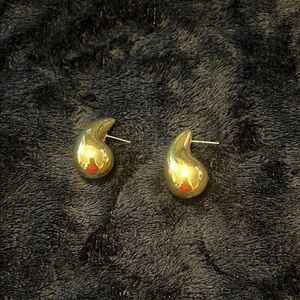 Chic Gold Teardrop Earrings